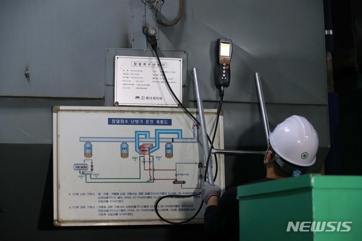 [서울=뉴시스] 김선웅 기자 = 한국에너지공단 관계자가 6일 서울 동작구의 한 노후 아파트를 방문해 난방시설 효율개선 현장을 점검하고 있다. 2023.02.06. mangusta@newsis.com