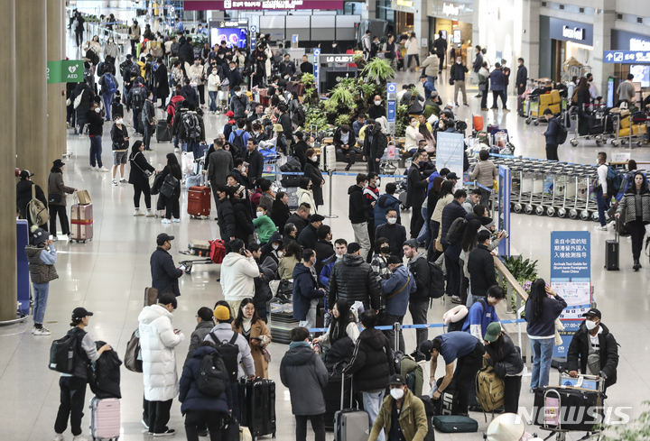 [인천공항=뉴시스] 김근수 기자 =  중국정부가 한국으로의 해외 단체 여행을 여전히 불허하고 있는 6일 오전 외국인 단체 관광객들이 인천국제공항 제1여객터미널 입국장으로 들어오고 있다. 중국 정부는 6일부터 자국민의 해외 단체 여행을 한국과 일본, 미국을 제외한 20개 국가에 대해 부분적으로 허용한다고 밝혔다. 2023.02.06. ks@newsis.com