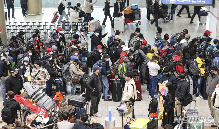 [인천공항=뉴시스]중국 정부가 한동안 중단해온 한국으로의 단체관광을 6년5개월 만에 허용했다. 사진은 지난 2월 외국인 단체 관광객들이 인천국제공항 제1여객터미널 입국장으로 들어오는 모습. 2023.08.10. 