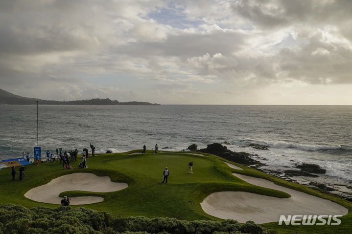 [페블비치=AP/뉴시스] 미국프로골프(PGA) 투어 AT&T 페블비치 프로암 순연