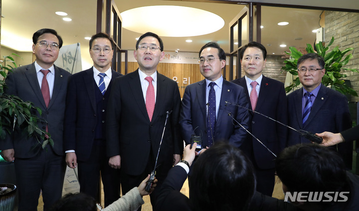 [서울=뉴시스] 전진환 기자 = 주호영 국민의힘 원내대표가 6일 오후 서울 여의도의 한 식당에서 더불어민주당과의 3+3 회동을 하기에 앞서 발언하고 있다. 왼쪽부터 송언석 국민의힘 원내수석부대표, 위성곤 더불어민주당 원내수석부대표, 주 원내대표, 박홍근 더불어민주당 원내대표, 성일종 국민의힘 정책위의장, 김성환 더불어민주당 정책위의장. 2023.02.06. amin2@newsis.com