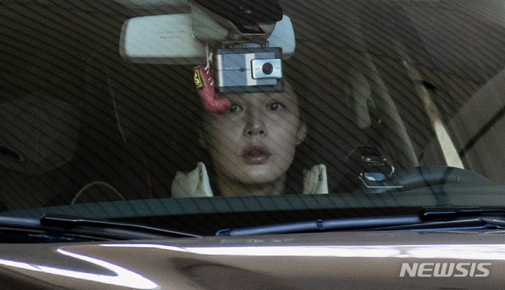 [서울=뉴시스] 정병혁 기자 = 조국 전 법무부 장관의 딸 조민 씨가 3일 오후 조국 전 법무부 장관을 차량에 태운 채 서울 서초구 서울중앙지방법원에 도착하고 있다. 2023.02.06. jhope@newsis.com