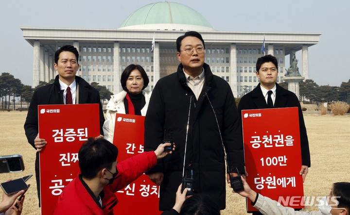 [서울=뉴시스] 고범준 기자 = 천하람 국민의힘 당대표 후보가 6일 서울 여의도 국회에서 취재진과 인터뷰를 하고 있다. 왼쪽부터 이기인 국민의힘 청년최고위원 후보, 허은아 국민의힘 최고위원 후보, 천하람 당대표 후보, 김용태 국민의힘 최고위원 후보. (공동취재사진) 2023.02.06. photo@newsis.com