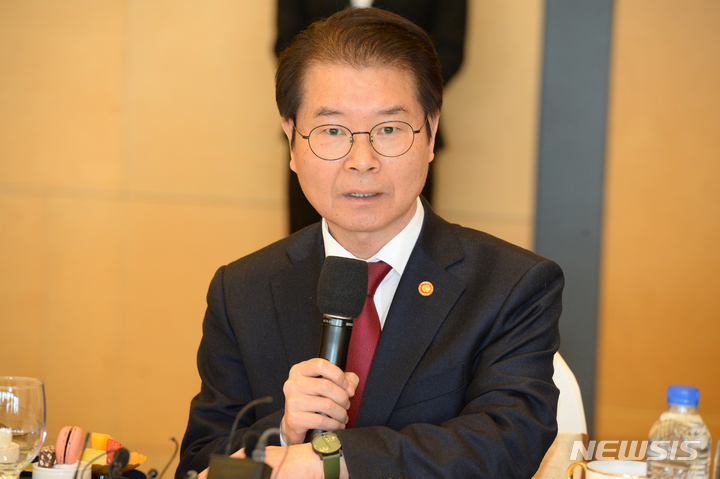 [울산=뉴시스] 배병수 기자 = 이정식 고용노동부 장관이 지난해 2월6일 오전 울산 동구 현대중공업 영빈관 1층 아산홀에서 열린 울산조선업 원하청 대표들과 간담회에 앞서 인사말을 하고 있는 모습. 2023.02.06. bbs@newsis.com.