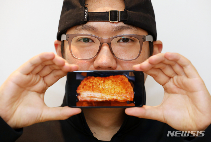 [서울=뉴시스] 조성우 기자 = 유튜버 '육식맨'이 서울 마포구 한 카페에서 뉴시스와 인터뷰를 하고 있다. 2023.02.14. xconfind@newsis.com