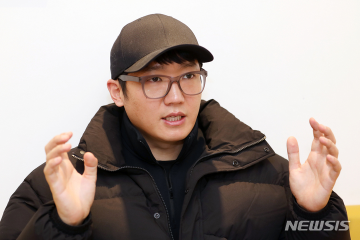 [서울=뉴시스] 조성우 기자 = 유튜버 '육식맨'이 서울 마포구 한 카페에서 뉴시스와 인터뷰를 하고 있다. 2023.02.14. xconfind@newsis.com