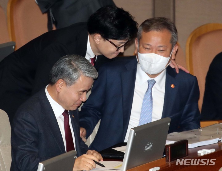 [서울=뉴시스] 고범준 기자 = 한동훈 법무부 장관이 6일 오후 서울 여의도 국회에서 열린 제403회국회(임시회) 제2차 본회의에서 이상민 행정안전부 장관과 대화를 나누고 있다. 2023.02.06. bjko@newsis.com