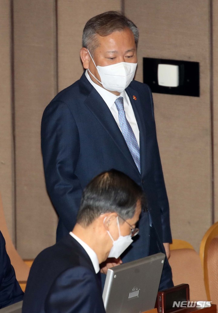 [서울=뉴시스] 고범준 기자 = 이상민 행정안전부 장관이 6일 오후 서울 여의도 국회에서 열린 제403회국회(임시회) 제2차 본회의에 참석하고 있다. 2023.02.06. bjko@newsis.com