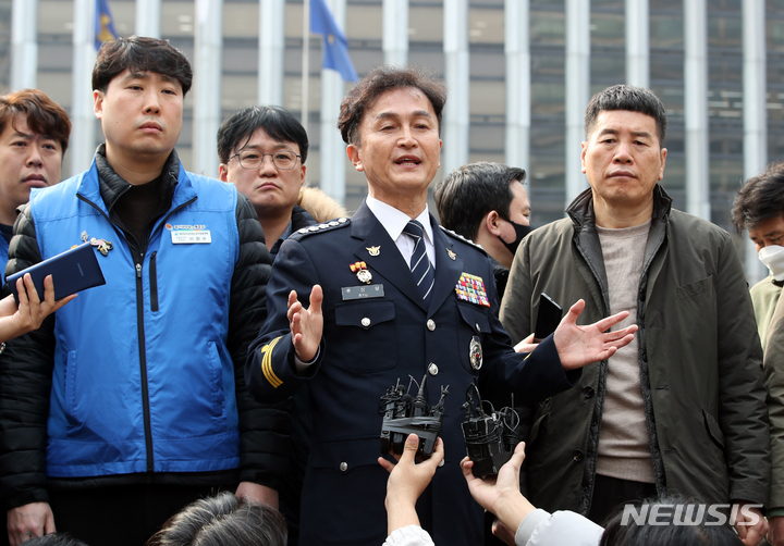 [서울=뉴시스] 고승민 기자 = 행정안전부 경찰국 신설에 반대하며 전국 경찰서장 회의를 주도한 류삼영 총경이 6일 서울 경찰청 맞은편 경찰기념공원에서 지난 2일 단행된 총경급 정기 전보인사에 대해 기자회견을 하고 있다. 2023.02.06. kkssmm99@newsis.com