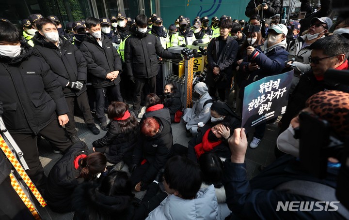 [서울=뉴시스] 김선웅 기자 = 이태원 참사 유가족들이 6일 오후 서울시청 앞에서 오세훈 시장과의 면담을 요구하고 있다. 유족들은 서울광장 분향소에 전기난로를 반입하다 서울시로부터 제지를 당해 오세훈 서울시장의 사과를 요구했다. 2023.02.06. mangusta@newsis.com
