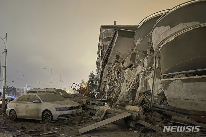 [디야르바키르=AP/뉴시스] 6일(현지시간) 튀르키예 남부 지카흐라만마라슈주 인근에서 규모 7.8의 강진이 발생해 디야르바키르의 무너진 건물 앞 차량이 파손돼 있다. 튀르키예 당국은 이번 지진으로 지금까지 최소 76명이 숨지고 시리아에서도 최소 42명이 숨졌다고 밝혔다. 2023.02.06.