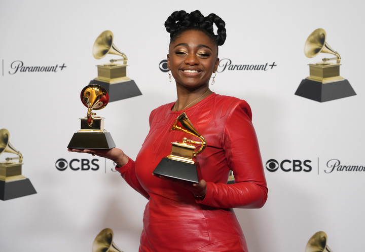 [LA=AP/뉴시스] '제 65회 그래미 어워즈'에서 음반 '링거 어와일'로 '베스트 재즈 보컬 앨범' 그리고 '베스트 뉴 아티스트(best new artist)'를 받은 사마라 조이.