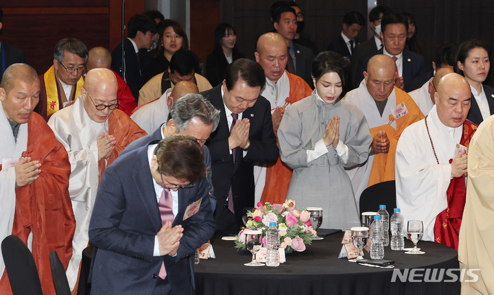 [서울=뉴시스] 홍효식 기자 = 윤석열 대통령과 김건희 여사가 6일 서울 강남구 코엑스에서 열린 불기 2567년 대한민국 불교도 신년대법회에서 삼귀의를 하고 있다. (대통령실통신사진기자단) 2023.02.06. yesphoto@newsis.com