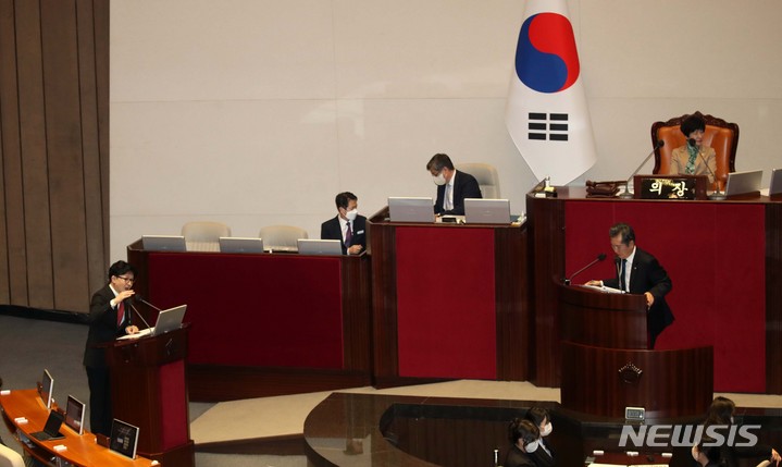 [서울=뉴시스] 고범준 기자 = 한동훈(왼쪽) 법무부 장관이 6일 오후 서울 여의도 국회에서 열린 제403회국회(임시회) 제2차 본회의에서 정청래 더불어민주당 의원 질의에 답변하고 있다. 2023.02.06. bjko@newsis.com