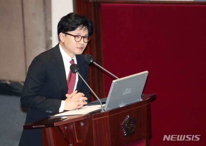 [서울=뉴시스] 고범준 기자 = 한동훈 법무부 장관이 6일 오후 서울 여의도 국회에서 열린 제403회국회(임시회) 제2차 본회의에서 태영호 국민의힘 의원 질의에 답변하고 있다. 2023.02.06. bjko@newsis.com
