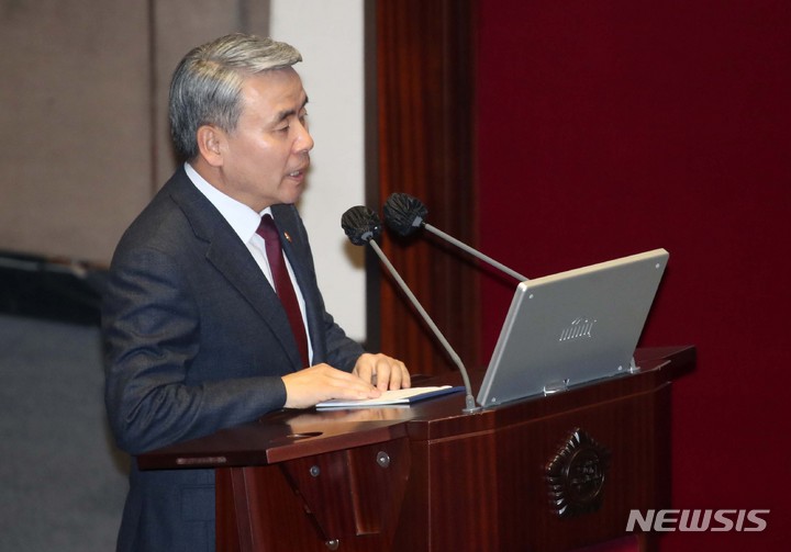 [서울=뉴시스] 고범준 기자 = 이종섭 국방부 장관이 6일 오후 서울 여의도 국회에서 열린 제403회국회(임시회) 제2차 본회의에서 홍영표 더불어민주당 의원 질의에 답변하고 있다. 2023.02.06. bjko@newsis.com