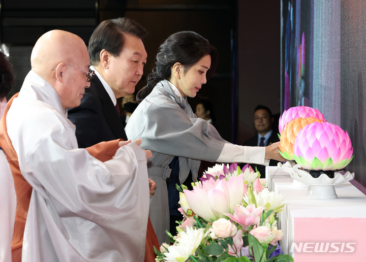 [서울=뉴시스] 홍효식 기자 = 윤석열 대통령과 김건희 여사가 6일 서울 강남구 코엑스에서 열린 불기 2567년 대한민국 불교도 신년대법회에서 헌등하고 있다. (대통령실통신사진기자단) 2023.02.06. yesphoto@newsis.com