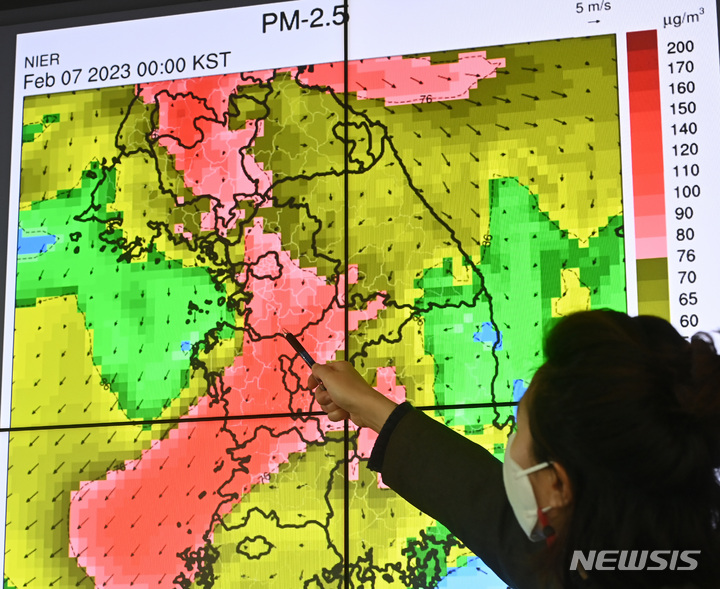 [수원=뉴시스] 김종택 기자 = 수도권 지역에 미세먼지 예비저감조치가 시행된 6일 경기도 수원시 영통구 경기도청 미세먼지대책과에서 관계자가 대기질 농도 전망 현황을 살펴보고 있다. 2023.02.06. jtk@newsis.com