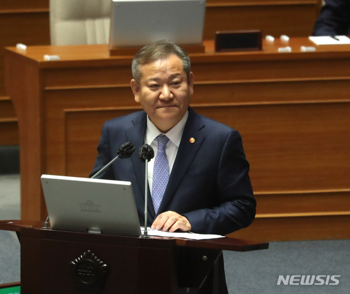 [서울=뉴시스] 전진환 기자 =이상민 행정안전부 장관이 지난 6일 국회에서 열린 본회의에서 질문에 답하고 있다. 2023.02.06. amin2@newsis.com