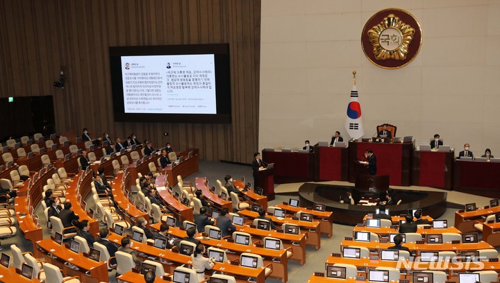 [서울=뉴시스] 고범준 기자 = 태영호 국민의힘 의원이 6일 오후 서울 여의도 국회에서 열린 제403회국회(임시회) 제2차 본회의에서 한동훈 법무부 장관에게 질의하고 있다. 2023.02.06. bjko@newsis.com