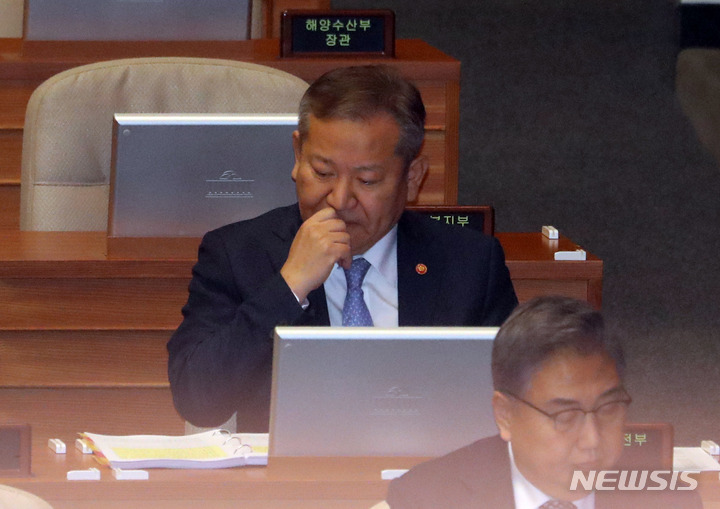 [서울=뉴시스] 전진환 기자 = 이상민 행정안전부장관이 6일 오후 서울 여의도 국회에서 열린 제403회국회(임시회) 제2차 본회의에서 자료를 보며 생각에 잠겨 있다. 2023.02.06. amin2@newsis.com