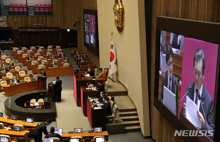 [서울=뉴시스] 전진환 기자 = 한동훈 법무부장관이 지난달 6일 오후 서울 여의도 국회에서 열린 제403회국회(임시회) 제2차 본회의에서 정청래 더불어민주당 의원의 질문에 답하고 있다.  2023.02.06. amin2@newsis.com