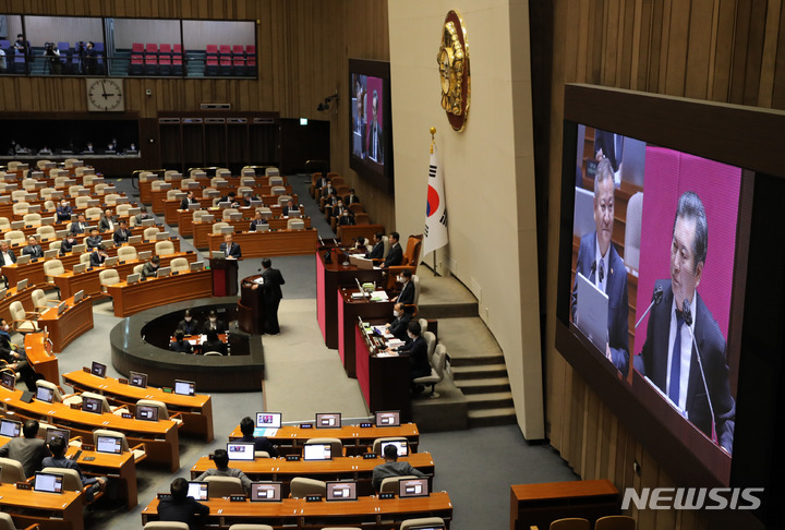 [서울=뉴시스] 전진환 기자 = 정청래 더불어민주당 의원이 6일 오후 서울 여의도 국회에서 열린 제403회국회(임시회) 제2차 본회의에서 이상민 행정안전부장관에게 대정부질문을 하고 있다.  2023.02.06. amin2@newsis.com