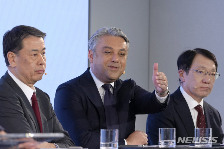 [런던=AP/뉴시스]일본 닛산자동차는 프랑스 르노와 양사의 자본관계 대등화를 둘러싼 최종 계약을 체결했다고 26일 발표했다. 사진은 우치다 마코토 닛산자동차 최고경영자(CEO, 왼쪽)와 루카 데 메오 르노 CEO(가운데), 가토 다카오 미쓰비시자동차 CEO가 지난 2월 6일 런던에서 기자회견을 갖고 있는 모습. 2023.07.26.