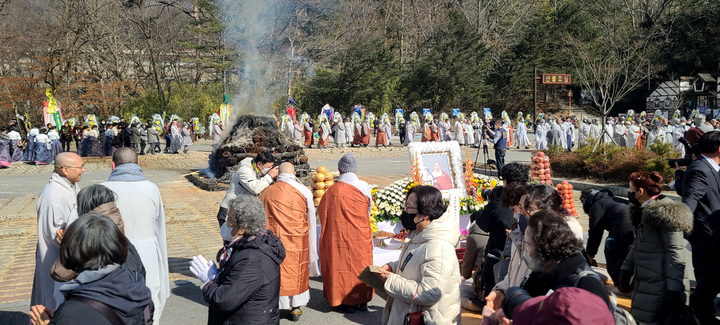 [구례=뉴시스] 류형근 기자 =&nbsp; 전남 구례군 화엄사 대웅전 앞마당에서 6일 조실 금성당 명선(明煽) 대종사 영결식과 다비식이 열리고 있다. (사진=구례 화엄사 제공). photo@newsis.com *재판매 및 DB 금지