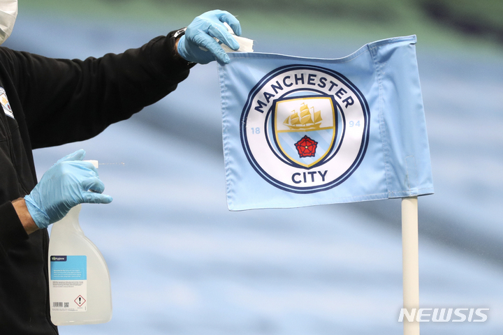 [맨체스터=AP/뉴시스] 경기장 관리인이 지난 2020년 6월 22일(한국시간) 영국 맨체스터 이티하드 스타디움에서 번리와 EPL 경기 직정 코너 플래그를 정리하고 있다. 최근 EPL 사무국은 맨시티 구단이 2009년부터 2018년까지 9년 동안의 재정 기록을 토대로 100건 이상의 규정 위반 사실을 밝혀내고 기소했다고 발표했다. 2023.02.07.
