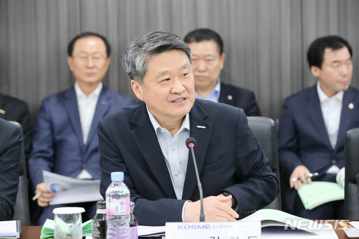 [서울=뉴시스] 지난달 30일 열린 중기부·산하 공공기관 핵심미션 워크숍에서 김학도 중소벤처기업진흥공단 이사장이 발언하고 있다. (사진=중소벤처기업진흥공단 제공) 2023.02.07. photo@newsis.com