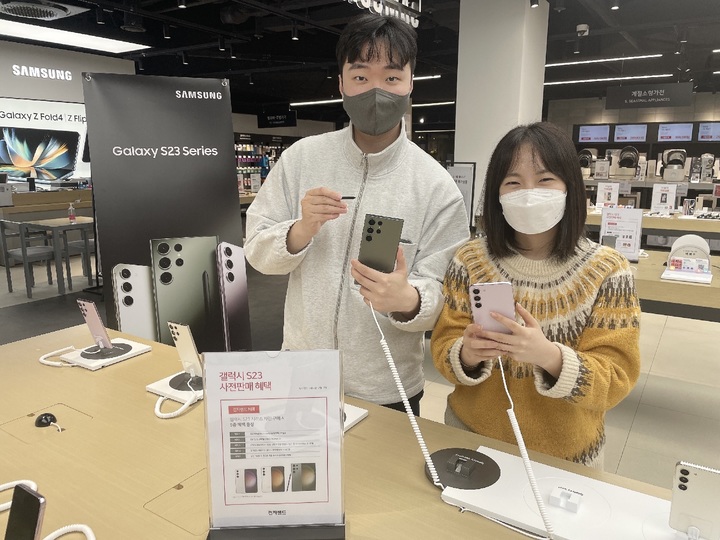 전자랜드 타이푼에서 고객들이 갤럭시S23 시리즈를 살펴보고 있다.(사진=전자랜드 제공)&nbsp;&nbsp; *재판매 및 DB 금지