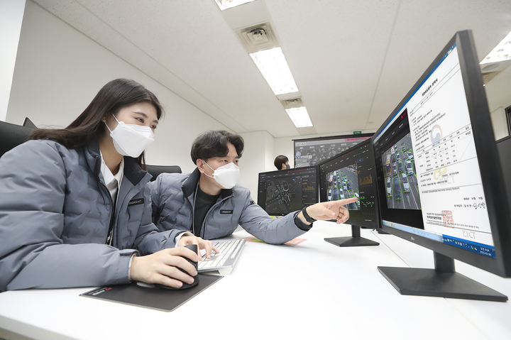 [서울=뉴시스] KT가 개발한 교통디지털전환(DX) 솔루션 '로드센스'가 한국건설기술연구원 지능형교통체계(ITS) 차량번호인식 성능 평가에서 최고 등급을 획득했다고 7일 밝혔다. 사진은 KT 연구원들이 '로드센스' 솔루션의 ITS 성능평가 성적서를 바라보는 모습. (사진=KT 제공) *재판매 및 DB 금지