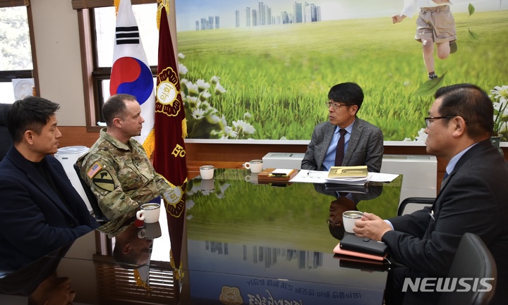 [평택=뉴시스] 유승영 평택시의회의장이 미 육군 험프리스 수비대 기지 사령관인 세스 C 그레이브스 대령과 대화하고 있다. 