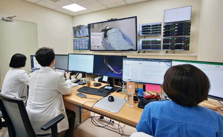[인천=뉴시스] 인하대병원 의료진들이 통합관제센터에서 백령병원 응급실의 중환자를 모닝터링하며 스마트 원격화상협진을 하고 있다. (사진=인하대병원 제공) 2023.02.11. photo@newsis.com *재판매 및 DB 금지