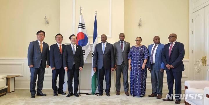 [서울=뉴시스]레소토를 방문 중인 이도훈 외교부 제2차관은 6일 은초코아네 사무엘 마테카네 총리와 레조니 음포조아니 외교장관을 면담했다. (사진=외교부 제공) 2022.02.07. photo@newsis.com