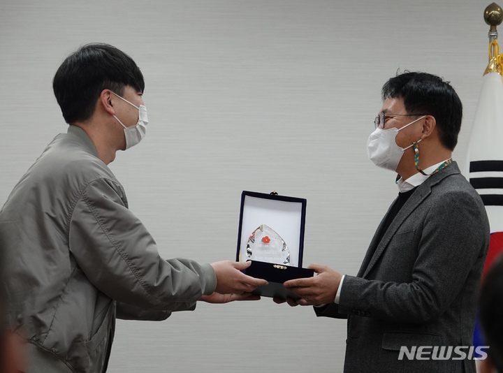 [제주=뉴시스] 오영재 기자 = 제주지방법원 출입기자단 간사가 7일 오전 제주지법 대회의실에서 장찬수 부장판사에게 감사패를 전달하고 있다. 2023.02.07. oyj4343@newsis.com