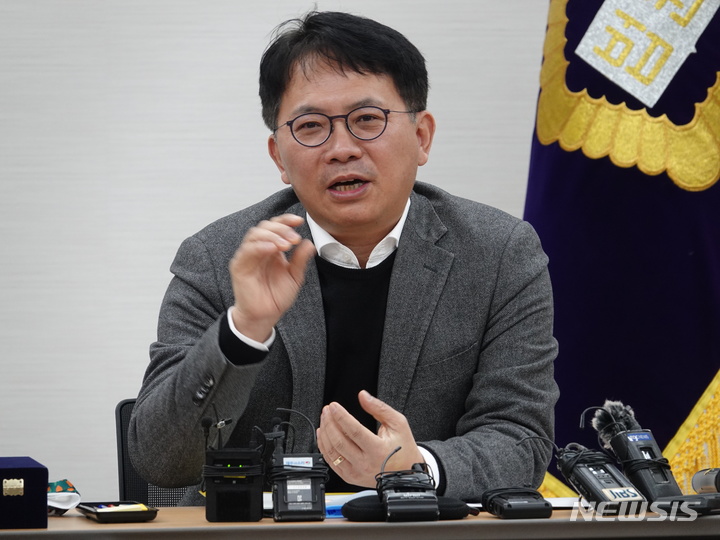 [제주=뉴시스] 오영재 기자 = 3년여간 제주4·3사건 재심 대부분을 맡아온 장찬수 부장판사가 7일 오전 제주지방법원 대회의실에서 법원 출입 기자단과 인터뷰를 하고 있다. 2023.02.07. oyj4343@newsis.com