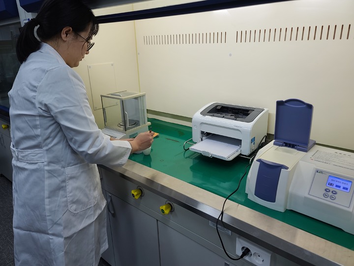 [보은=뉴시스] 안성수 기자 = 7일 충북 보은군농업기술센터에서 가축분뇨부숙도 분석 무료서비스가 진행되고 있다. (사진=보은군 제공) 2023.2.7. photo@newsis.com *재판매 및 DB 금지