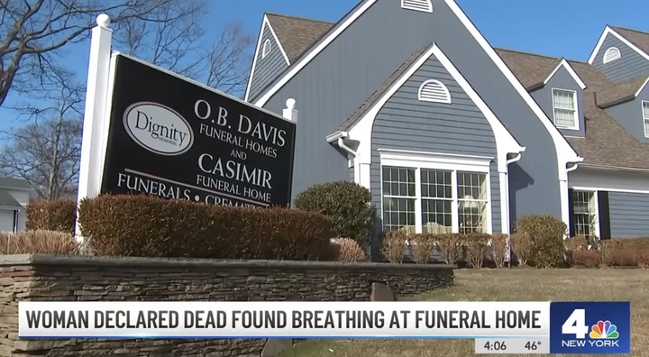 [서울=뉴시스] 미국 뉴욕의 양로원에서 사망 선고를 받은 한 여성이 장례식장에서 살아 있는 채로 발견됐다고 6일(현지시간) 가디언, NBC 뉴욕 등 외신이 보도했다. <출처 : NBC New York 유튜브 캡처> 2023.02.07. *재판매 및 DB 금지