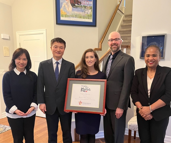 박재석 한국관광공사 뉴욕지사장(왼쪽 두번째)이 지난 연말 폭설에 갇힌 한국인들에게 쉴 곳을 제공했던 안드레아 캠파냐, 알렉산더 캠파냐 부부와 사진을 촬영하고 있다. (사진=한국관광공사 제공) 2023.02.07. *재판매 및 DB 금지