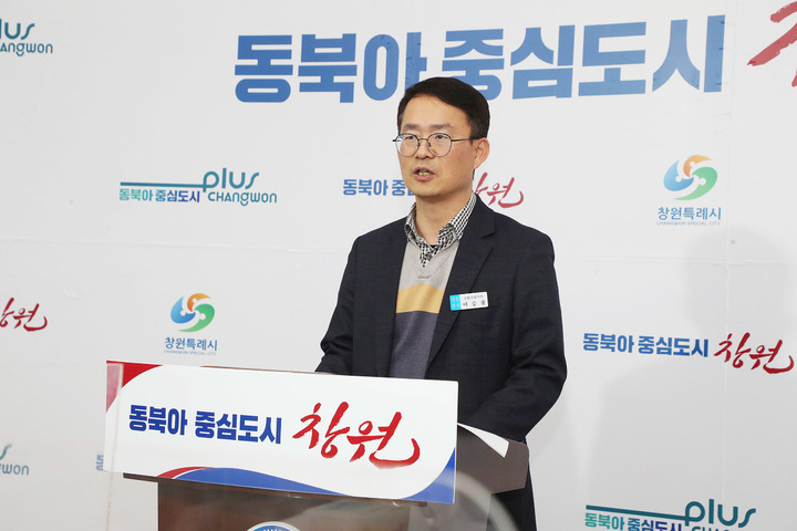 [창원=뉴시스] 강경국 기자 = 이승룡 경남 창원시 교통건설국장이 7일 원이대로 S-BRT 구축사업 등 대중교통 관련 5개 핵심 사업과 관련해 브리핑을 하고 있다. (사진=창원시청 제공). 2023.02.07. photo@newsis.com *재판매 및 DB 금지