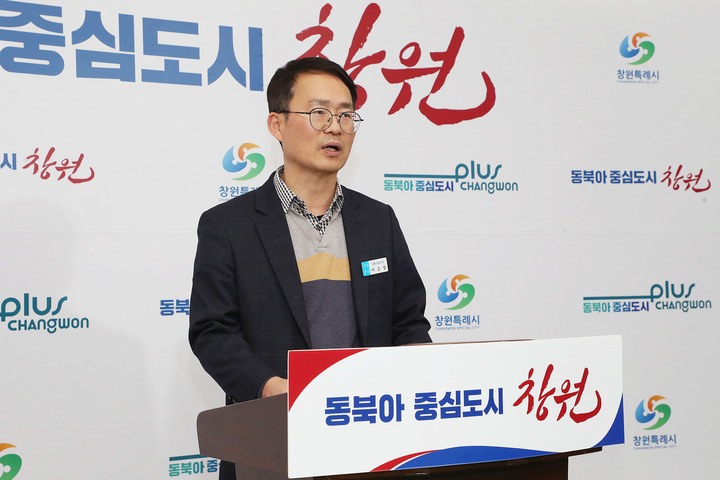 [창원=뉴시스] 강경국 기자 = 이승룡 경남 창원시 교통건설국장이 7일 원이대로 S-BRT 구축사업 등 대중교통 관련 5개 핵심 사업과 관련해 브리핑을 하고 있다. (사진=창원시청 제공). 2023.02.07. photo@newsis.com *재판매 및 DB 금지