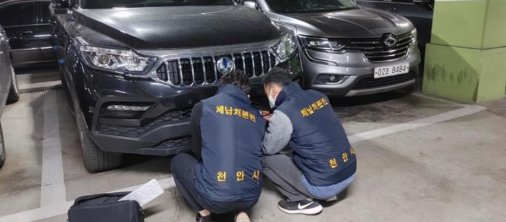 천안시 세정과가 자동차 관련 과태료 체납과 관련해 번호판을 영치하고 있다. (사진= 천안시 제공) 2023.2.07. photo@newsis.com&nbsp; *재판매 및 DB 금지