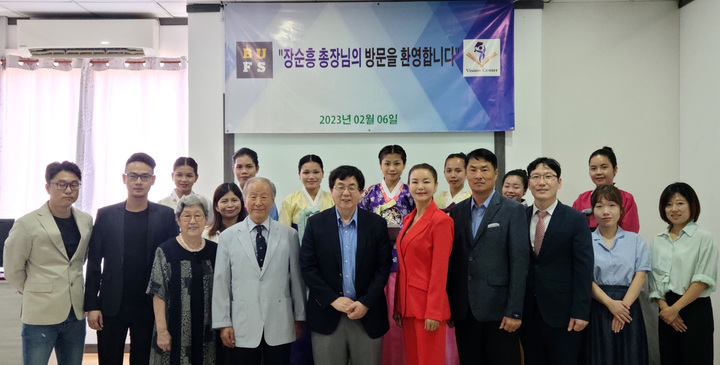 [부산=뉴시스] 부산외국어대학교는 6일 캄보디아 비전센터에 'BUFS-VISION CENTER 글로벌협력센터'를 개소했다고 7일 밝혔다. (사진=부산외대 제공) *재판매 및 DB 금지