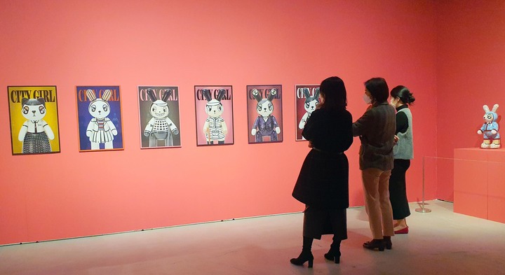 [부산=뉴시스] 부산 신세계 센텀시티는 오는 3월 5일까지 백화점 6층 갤러리에서 토끼를 다양한 형태의 미술작품으로 경험할 수 있는 기획전 'Into the Rabbit Hole'을 개최한다고 7일 밝혔다. (사진=신세계 센텀시티 제공) *재판매 및 DB 금지