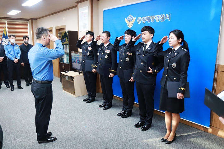 [통영=뉴시스] 신정철 기자= 주용현 통영해양경찰서장은 7일 서장실에서 승진임용식을 갖고 “한 계급 승진한 만큼 더 큰 책임감을 가지고 국민의 안전과 행복을 위해 노력하는 해양경찰이 되어줄 것”을 당부했다.(사진=통영헤경 제공).2023.02.07. photo@newsis.com *재판매 및 DB 금지