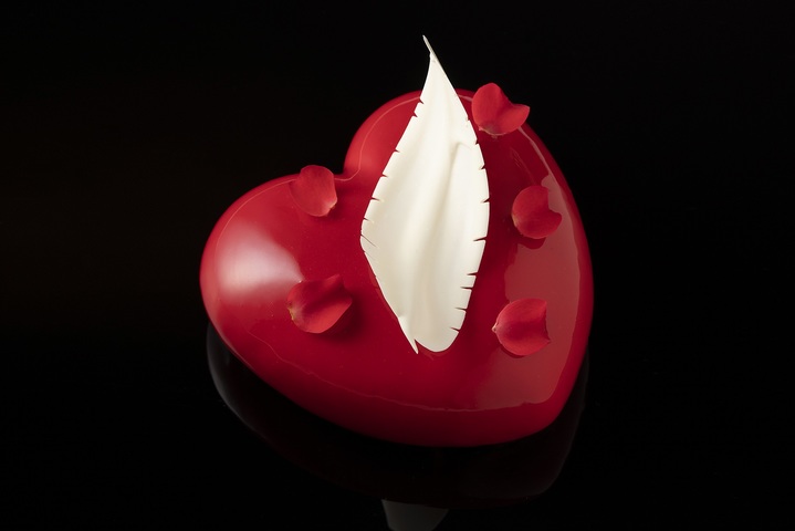 [서울=뉴시스]시그니엘 서울의 ‘밸런타인 천사의 깃털’ 케이크. (사진출처: 롯데호텔 제공) 2023.02.07.