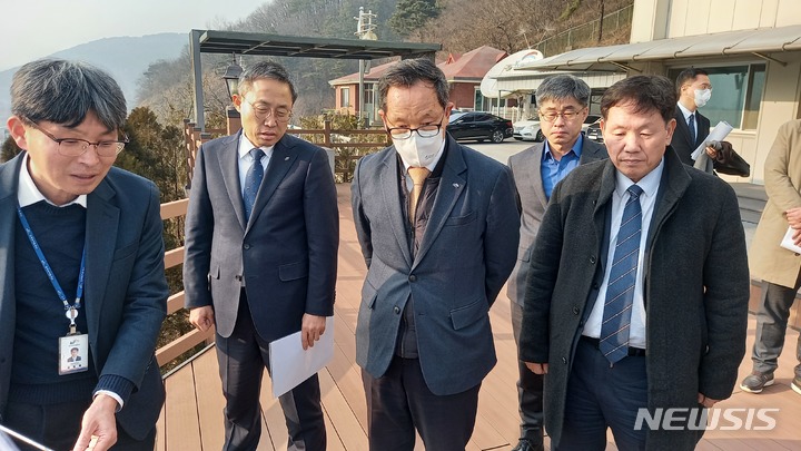 [임실=뉴시스]윤난슬 기자 = 이병호 한국농어촌공사 사장이 7일 전북 임실군 섬진댐 용수확보 현장을 찾아 현황을 점검하고 강수량 부족에 대비한 선제적 대처를 당부했다.2023.02.07.(사진=한국농어촌공사 전북본부 제공)