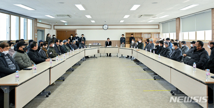 [영덕=뉴시스] 안병철 기자 = 김광열 영덕군수가 읍·면 70여 곳의 경로당을 돌며 현장의 민심과 민원을 경청하고 있다. (사진=영덕군 제공) photo@newsis.com